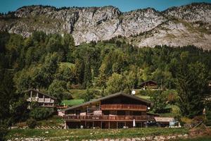 Wooden hut in the alps with mountains in the background Panorama photo
