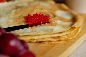 tortita con rojo caviar para desayuno, un taza de té foto