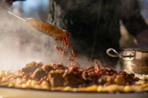 caliente delicioso platos, empanadillas con carne y frijoles foto