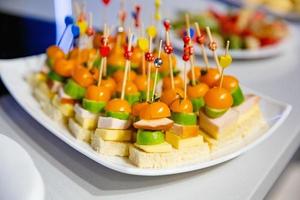 buffet mesa con meriendas para invitados foto