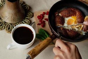 tradicional turco desayuno revuelto huevos en simit bollo foto