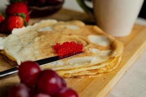 tortita con rojo caviar para desayuno, un taza de té foto