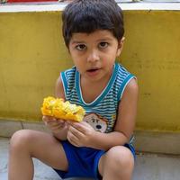 lindo niño shivaay sapra en el balcón de la casa durante el verano, dulce sesión de fotos de niño pequeño durante el día, niño pequeño disfrutando en casa durante la sesión de fotos