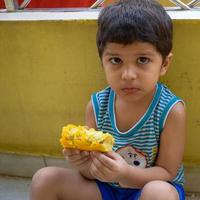 lindo niño shivaay sapra en el balcón de la casa durante el verano, dulce sesión de fotos de niño pequeño durante el día, niño pequeño disfrutando en casa durante la sesión de fotos