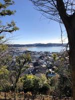 ver terminado el ciudad y línea costera de kamakura, Japón, en un soleado día foto