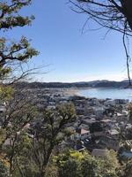 ver terminado el ciudad y línea costera de kamakura, Japón, en un soleado día foto