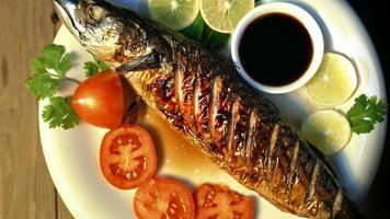 grillé maquereau poisson tournant avec sauce et légumes, dessus vue, japonais nourriture video