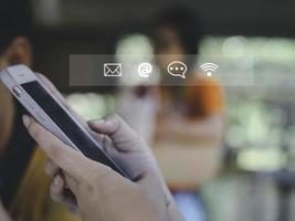 concepto con notificación íconos de me gusta siendo feliz y social medios de comunicación interacciones en móvil Mensaje de telefono, correo electrónico, comentario ,empresario manos participación dispositivo foto