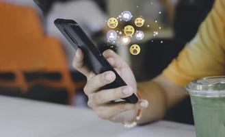 concepto con notificación íconos de me gusta siendo feliz y social medios de comunicación interacciones en móvil Mensaje de telefono, correo electrónico, comentario ,empresario manos participación dispositivo foto