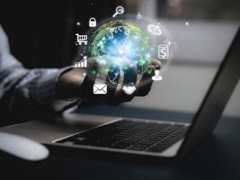 hombre de negocios que sostiene un mundo de pantalla virtual con conexión virtual global a internet. marketing digital y tecnología de aplicación de conexión a Internet global, tecnología de enlace digital, vida financiera diaria. foto