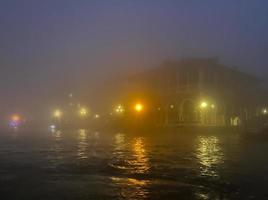 grandioso canal y frente al mar en invierno niebla en oscuridad foto