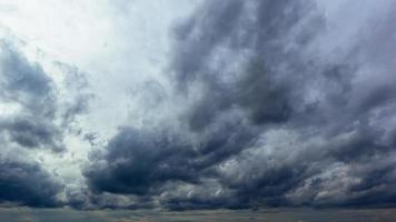 el cielo oscuro con nubes pesadas que convergen y una tormenta violenta antes de la lluvia. cielo y medio ambiente con mal tiempo o de mal humor. emisiones de dióxido de carbono, efecto invernadero, calentamiento global, cambio climático foto