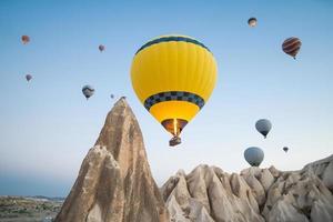 hermoso paisaje vuelo de globos en las montañas de capadocia foto