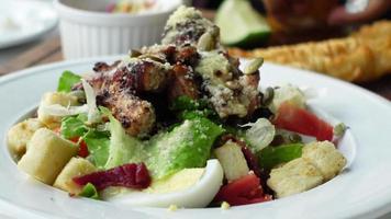 frango grelhado e salada de legumes fresca na mesa video