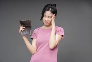 joven asiático mujer participación vacío billetera en antecedentes foto