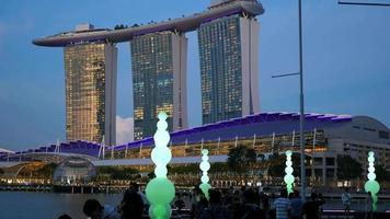 Structure de l'hôtel Marina Bay Sands à Singapour à la tombée de la nuit video