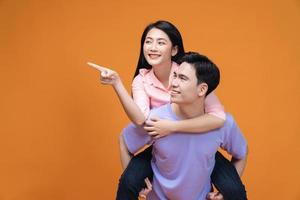 joven pareja asiática en el fondo foto