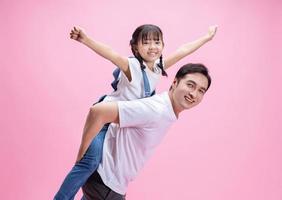 imagen de asiático padre y hija en antecedentes foto