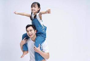 imagen de asiático padre y hija en antecedentes foto