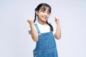 retrato de asiático niño en antecedentes foto