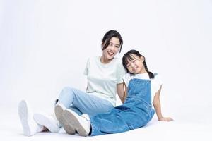 imagen de asiático madre y hija en antecedentes foto