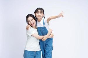 imagen de asiático madre y hija en antecedentes foto