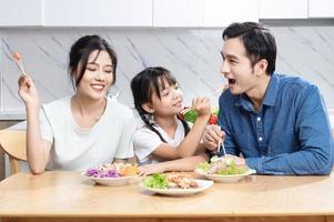 imagen de asiático familia en el cocina foto