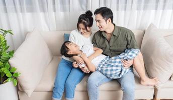 joven asiático familia foto