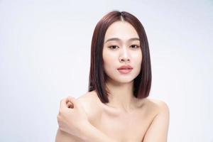 belleza imagen de joven asiático mujer en blanco antecedentes foto