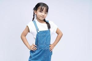 retrato de asiático niño en antecedentes foto