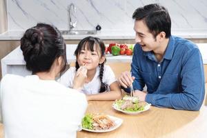 imagen de asiático familia en el cocina foto