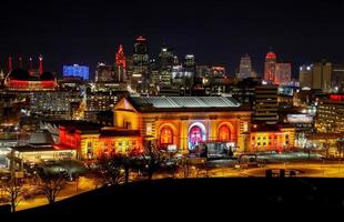 Kansas ciudad, Misuri, EE.UU. febrero 13, 2023. Kansas de la ciudad Unión estación iluminado arriba en rojo y oro jefes colores después súper cuenco ganar foto