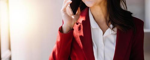 empresario empresario asiático y mujer de negocios discutiendo un nuevo proyecto de negocios en tableta en una reunión moderna en una oficina moderna, concepto casual de negocios asiáticos. foto