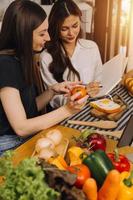 joven mujer comiendo Pizza y riendo mientras sentado con su amigos en un restaurante. grupo de amigos disfrutando mientras teniendo comida y bebidas a cafetería. foto