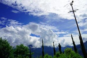 soleado clima con blanco nube foto