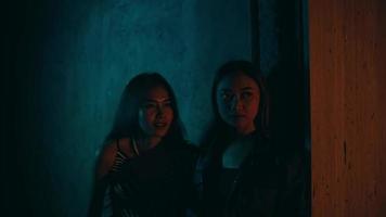 zwei heiß asiatisch Frauen sind angezogen zu ein gut aussehend Mann im ein Nacht Verein video