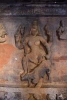 escultura en cueva 1 a badami, de diosa Durga matando mahishasura foto