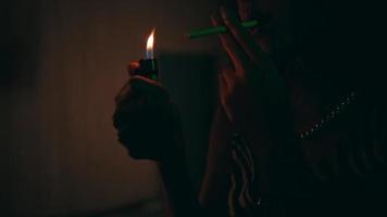 deux asiatique femmes sont fumeur dans une boîte de nuit avec sexy vêtements et pétillant lumières video