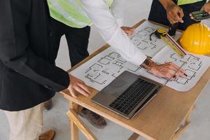 arquitecto concepto, arquitectos trabajando con planos en el oficina, Clásico efecto foto