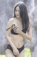 retrato de asiático sexy mujer vestir bikini a al aire libre, verano concepto,estilo de vida de moderno mujer foto