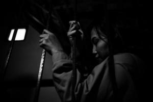 manos de mujer desesperado a captura el hierro prision,prisionero concepto,tailandia gente,esperanza a ser gratis, si el violar el ley haría ser detenido y encarcelado. foto