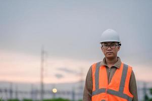 asiático ingeniero trabajando a poder planta,tailandia personas foto