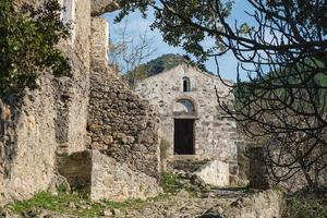 griego capilla en un abandonado fantasma pueblo cerca fethiye en pavo. sitio de el antiguo griego ciudad de karmilissos 18 siglo, verano fiesta temporada