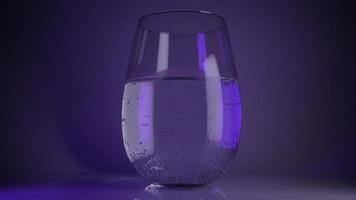 scintillante acqua nel un' bicchiere neon splendore video