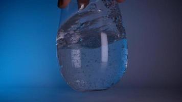 mineral agua en un vaso neón resplandor video