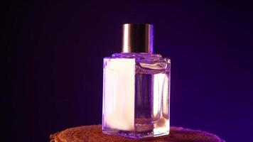 Parfüm auf Holz transparent Parfüm Flasche video