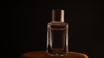 Parfüm auf Holz transparent Parfüm Flasche video
