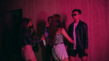 un' gruppo di adolescenti erano godendo un' vacanza con loro amici a un' discoteca video