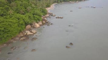 Verfolgung Schuss von Felsen und sandig Strand beim Strand. video