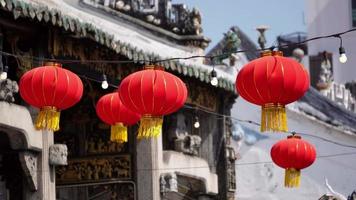 rood Chinese lantaarn versierd Bij buitenshuis video